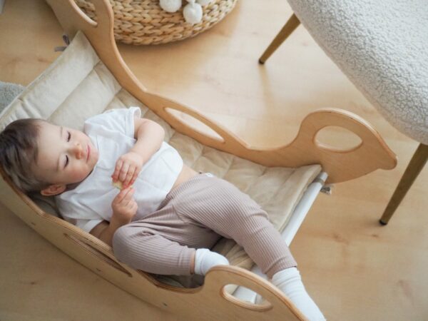 Drevená montessori hojdačka SwingMe - prírodné drevo/biela