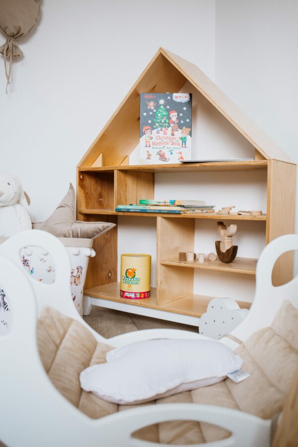 Montessori domčeková polica Woodle - prírodné drevo/biela