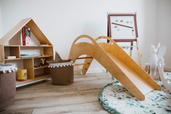 Montessori domčeková polica Woodle - prírodné drevo/biela