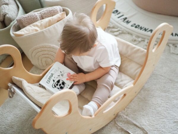 Drevená montessori hojdačka SwingMe - prírodné drevo/biela