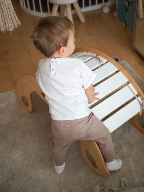 Drevená montessori hojdačka SwingMe - prírodné drevo/biela