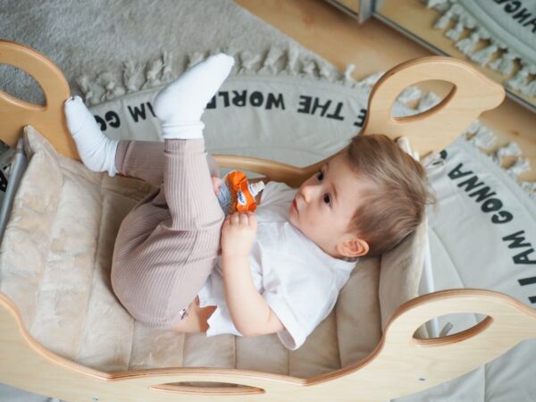 Drevená montessori hojdačka SwingMe - prírodné drevo/biela