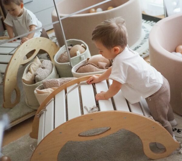 Drevená montessori hojdačka SwingMe - prírodné drevo/biela