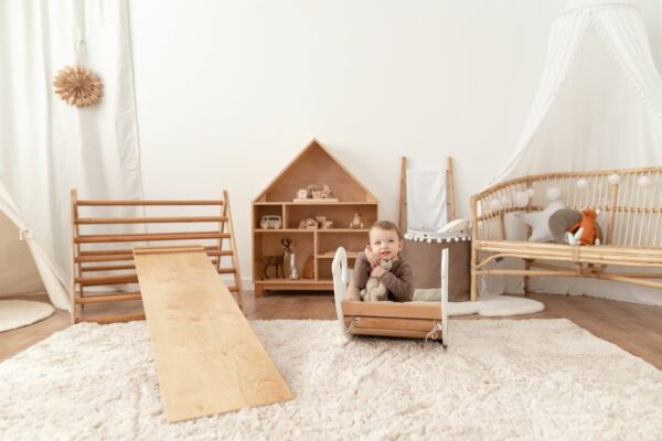 Drevená montessori hojdačka SwingMe - biela/prírodné drevo