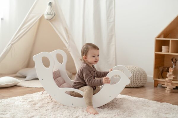 Drevená montessori hojdačka SwingMe - biela/prírodné drevo