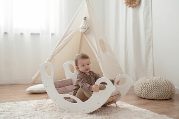 Drevená montessori hojdačka SwingMe - biela/prírodné drevo
