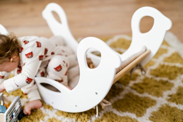 Drevená montessori hojdačka SwingMe - biela/prírodné drevo