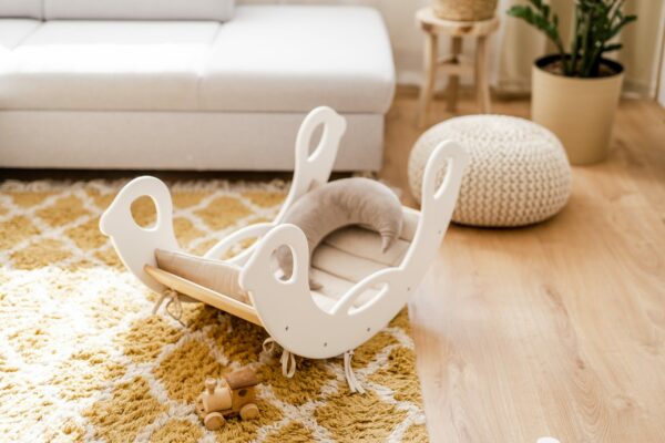 Drevená montessori hojdačka SwingMe - biela/prírodné drevo
