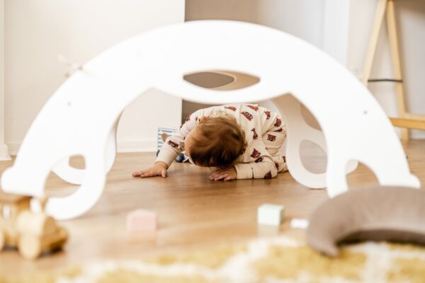 Drevená montessori hojdačka SwingMe - biela/prírodné drevo