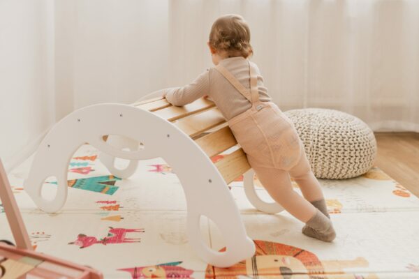 Drevená montessori hojdačka SwingMe - biela/prírodné drevo