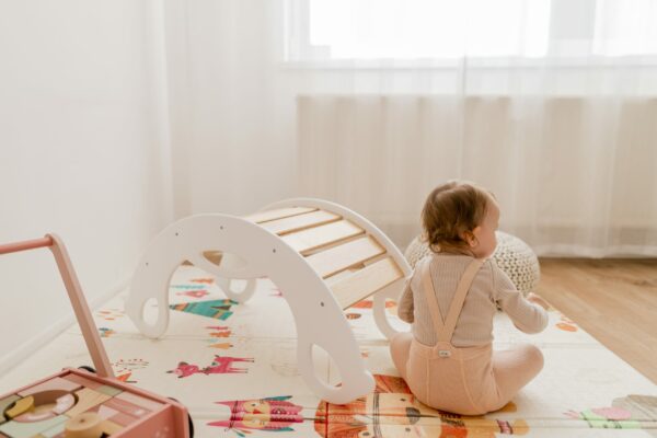 Drevená montessori hojdačka SwingMe - biela/prírodné drevo