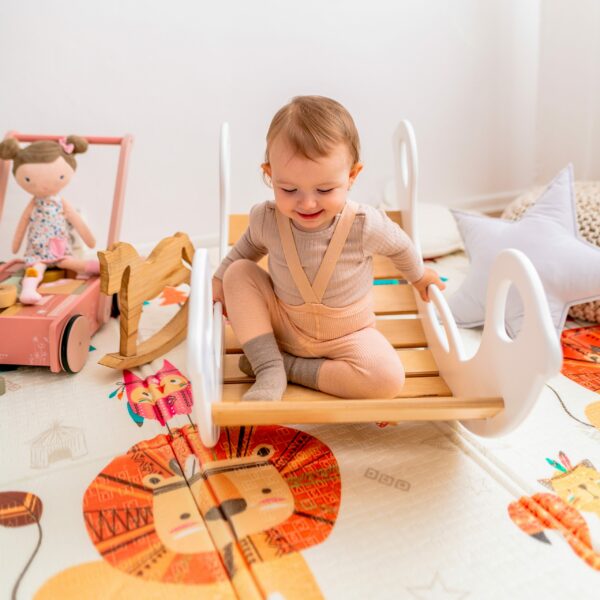 Drevená montessori hojdačka SwingMe - biela/prírodné drevo
