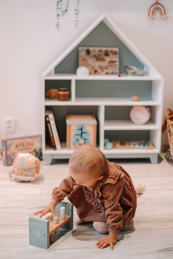 Montessori domčeková polica Woodle - biela/sivá