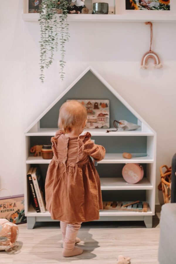 Montessori domčeková polica Woodle - biela/sivá