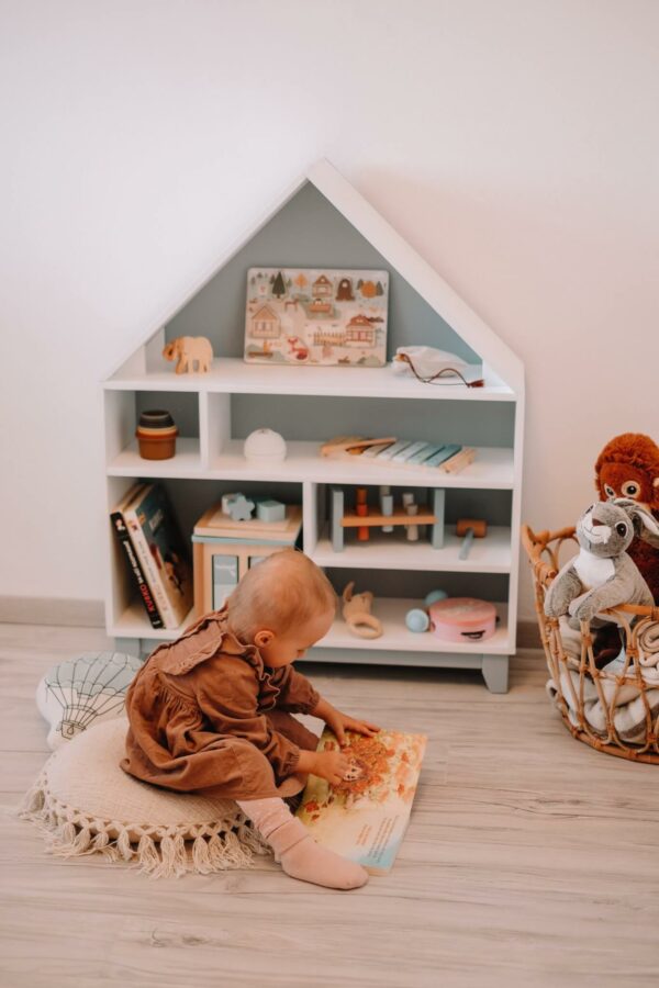 Montessori domčeková polica Woodle - biela/sivá