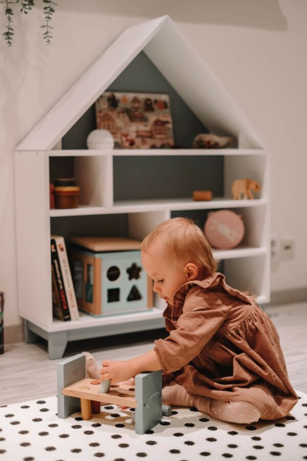 Montessori domčeková polica Woodle - biela/sivá