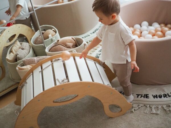 Drevená montessori hojdačka SwingMe - prírodné drevo/biela