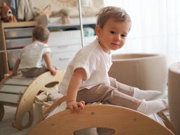 Drevená montessori hojdačka SwingMe - prírodné drevo/biela