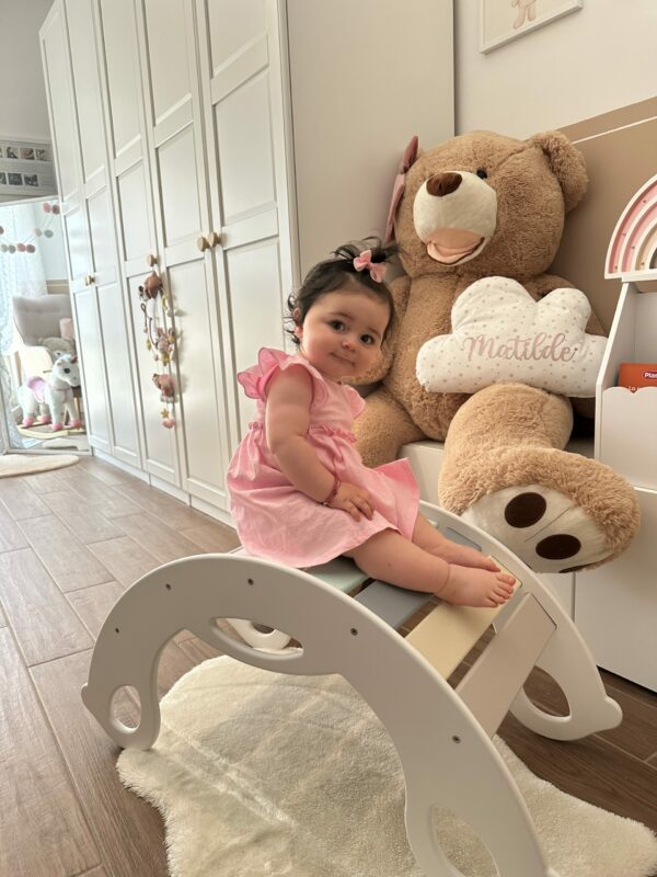 Drevená montessori hojdačka SwingMe - biela/dúha
