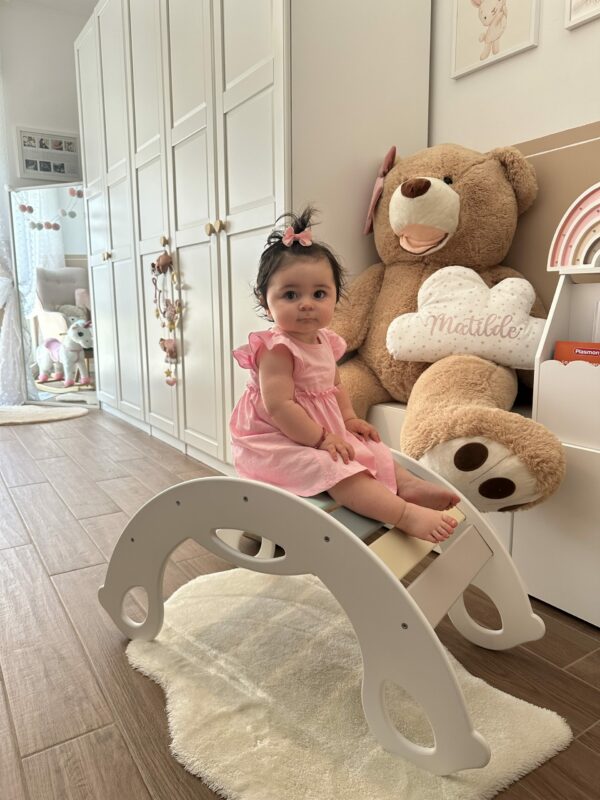 Drevená montessori hojdačka SwingMe - biela/dúha