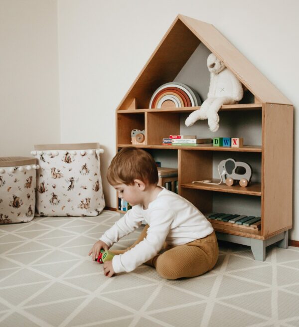 Montessori domčeková polica Woodle - prírodné drevo/sivá