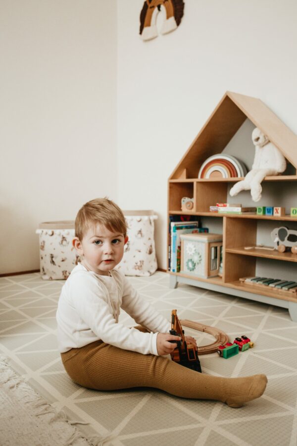 Montessori domčeková polica Woodle - prírodné drevo/sivá