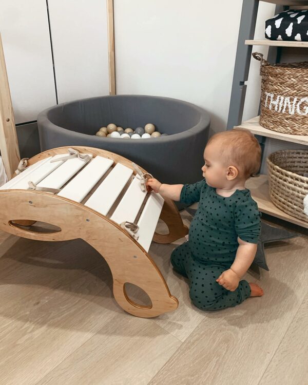 Drevená montessori hojdačka SwingMe - prírodné drevo/biela