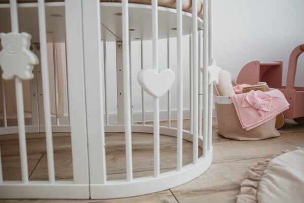 Magnetická dekorácia pre detské postieľky SMART BED - biele srdiečko