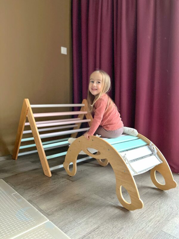 Drevená montessori hojdačka SwingMe - prírodné drevo/dúha