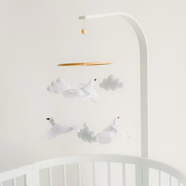 Závesná dekorácia nad detskú postieľku - Doves